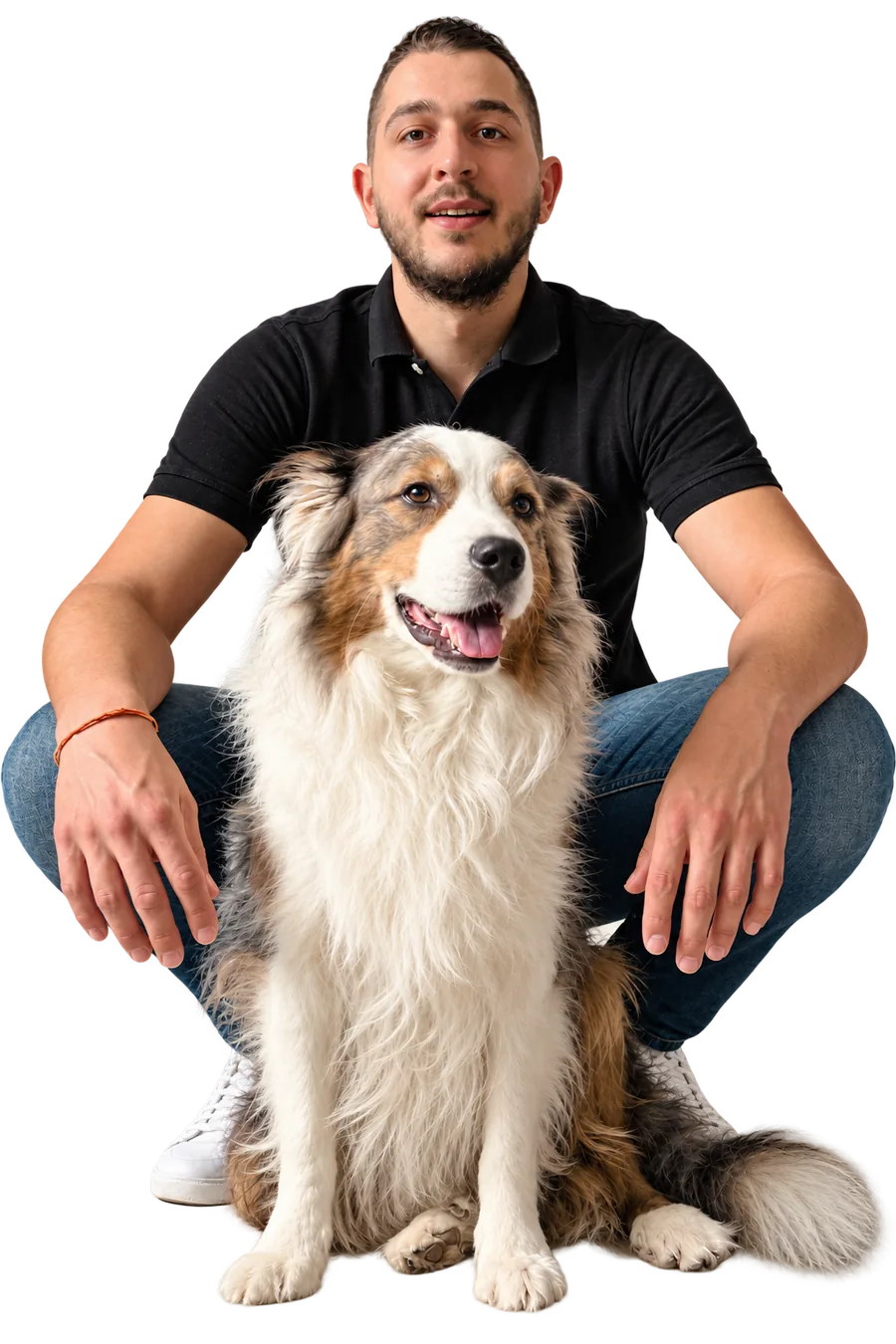 Pierre, comportementaliste canin, accroupi avec Pepsi, son berger australien